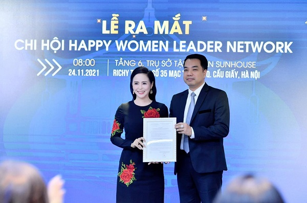 Phó Chủ tịch Hanoisme Mạc Quốc Anh trao quyết định thành lập Chi hội Doanh nghiệp nhỏ và vừa Happy Women TP. Hà Nội cho bà Bùi Thị Thanh Hương.
