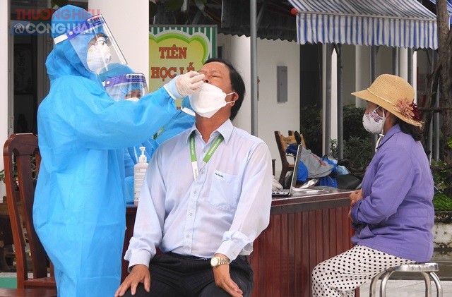 Ngành y tế quận Liên Chiểu lấy mẫu xét nghiệm trong toàn dân tại tổ 35, phường Hòa Hiệp Nam