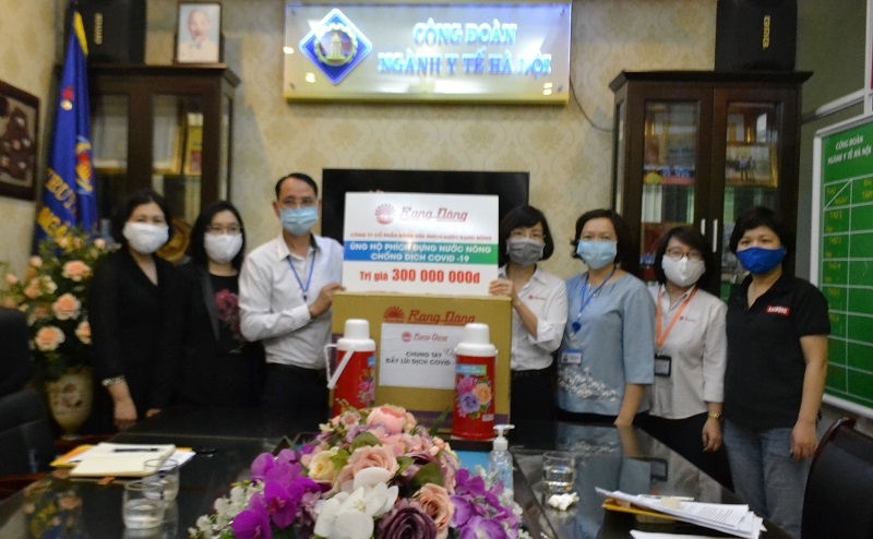 Đại diện Công đoàn Y tế Việt Nam, Công đoàn ngành Y tế Hà Nội tiếp nhận quà tặng từ Công ty CP Bóng đèn Phích nước Rạng Đông