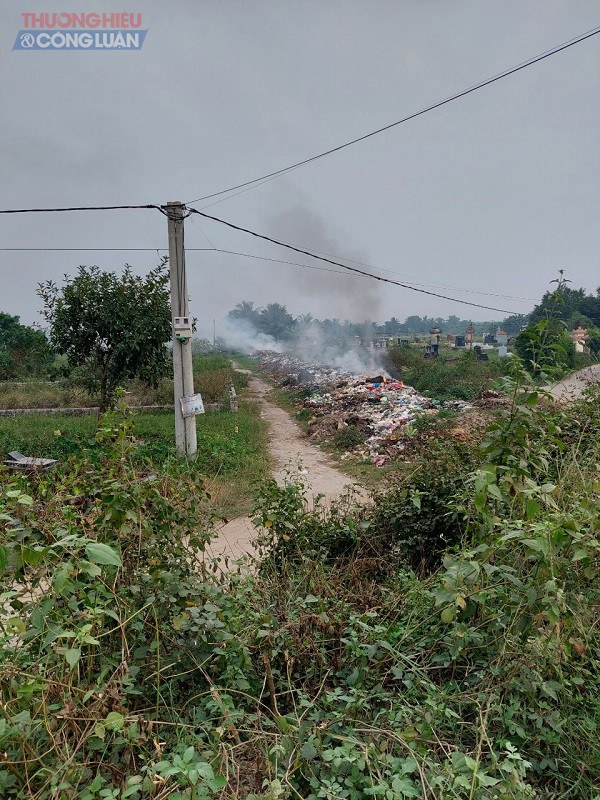 Bãi rác tại thôn Kinh Điền, xã Tân Viên, huyện An Lão
