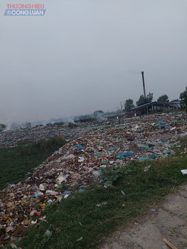 Bãi rác tại chân đê xã Quốc Tuấn, huyện An Lão