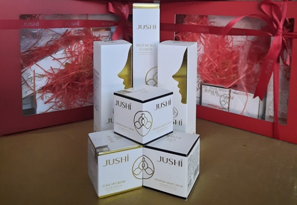 Bộ sản phẩm Jushi Gold Glitter gồm 4 sản phẩm: Sữa rửa mặt; nước thần; kem ngày; kem đêm