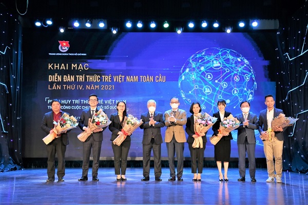 Lãnh đạo Ủy ban Trung ương Mặt trận Tổ quốc Việt Nam, Ban Đối ngoại Trung ương và Trung ương Đoàn tặng hoa các đại biểu tại Diễn đàn