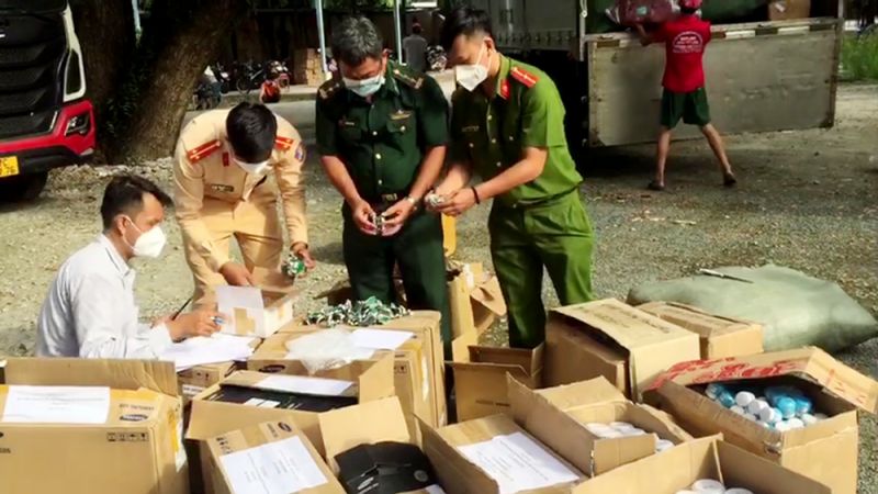 Lực lượng chức năng kiểm đếm số hàng hóa tạm giữ (Nguồn ảnh Dân Việt)