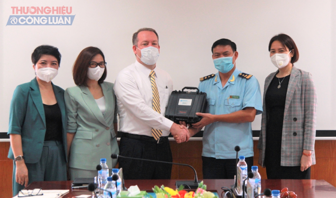 Đại diện Cục Hải quan Đà Nẵng (thứ 2, phải qua) tiếp nhận thiết bị phát hiện ma túy cầm tay.