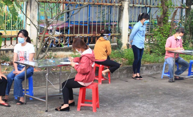 Người dân đến khai báo y tế cách ly F0 tại nhà tại một Trạm y ở TP. Biên Hòa