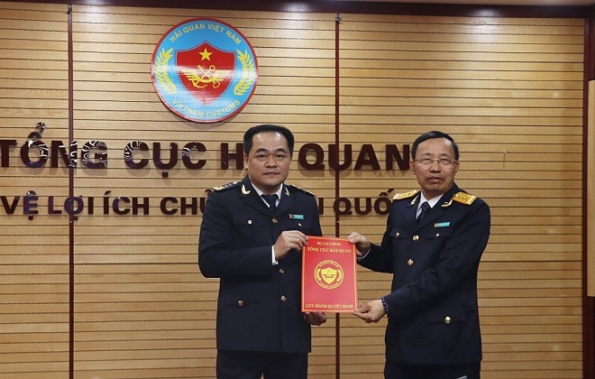 Tổng cục trưởng Tổng cục Hải quan Nguyễn Văn Cẩn (bì phải) trao Quyết định