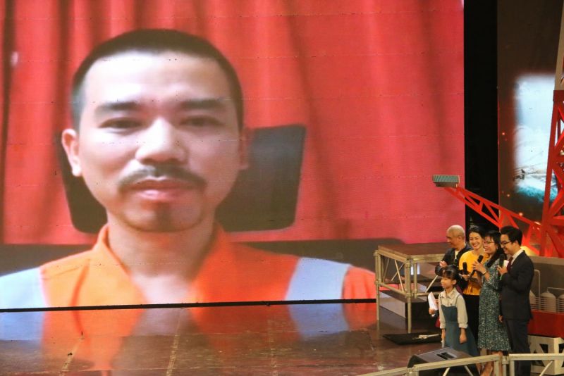 Anh Phan Thanh Bình trò chuyện trực tiếp cùng gia đình và khán giả chương trình