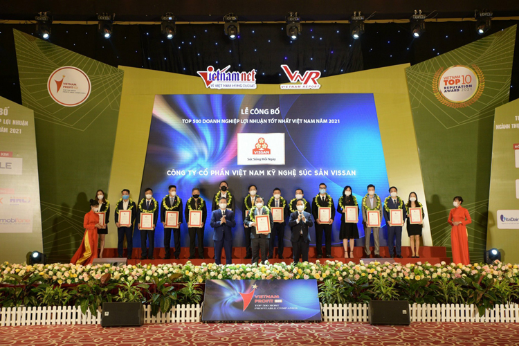 Đại diện Công ty Vissan nhận danh hiệu Top 500 Doanh nghiệp lợi nhuận tốt nhất Việt Nam năm 2021