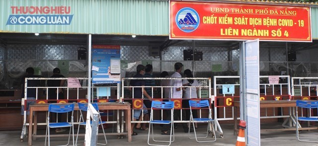 Kiểm tra y tế tại chốt Hòa Nhơn cửa ngõ ra, vào thành phố.