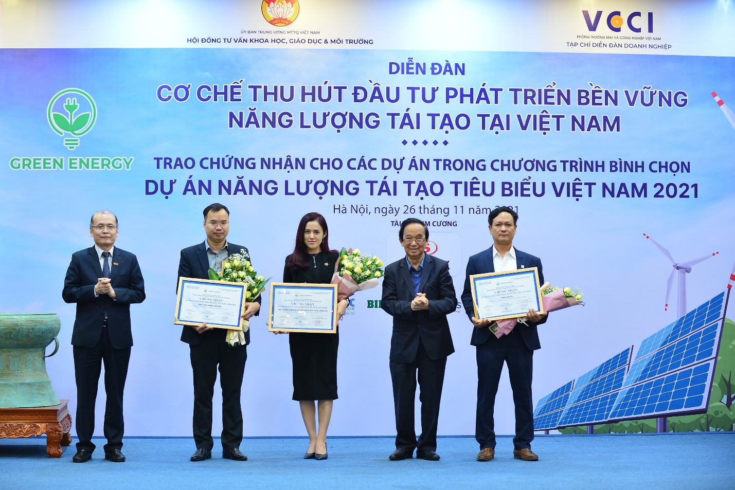 Ông Nguyễn Hải Vinh, Phó Tổng giám đốc Công ty CP Năng lượng Tái tạo BIM, nhận chứng nhận Dự án Năng lượng tái tạo tiêu biểu Việt Nam 2021 cho 2 nhà máy điện mặt trời BIM 2, BIM 3.