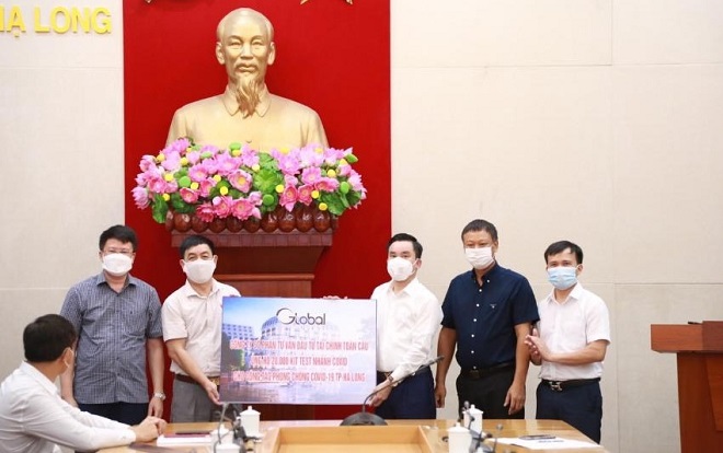 Phó Chủ tịch thường trực Hiệp hội VATAP Phạm Xuân Vinh (thứ 3 bìa phải) trao tặng 20.000 bộ kit xét nghiệm nhanh Covid-19 tới lãnh đạo TP. Hạ Long.