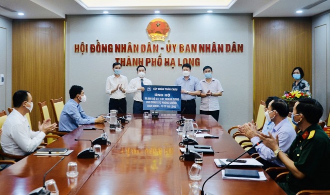 Phó Chủ tịch thường trực Hiệp hội VATAP Phạm Xuân Vinh (thứ 2 bìa trái) trao tặng 50.000 bộ kit xét nghiệm nhanh Covid-19 tới lãnh đạo UBND TP. Hạ Long
