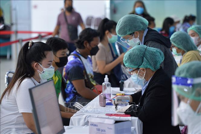 Người dân đăng ký tiêm vaccine COVID-19 tại Bangkok, Thái Lan. Ảnh: THX/TTXVN