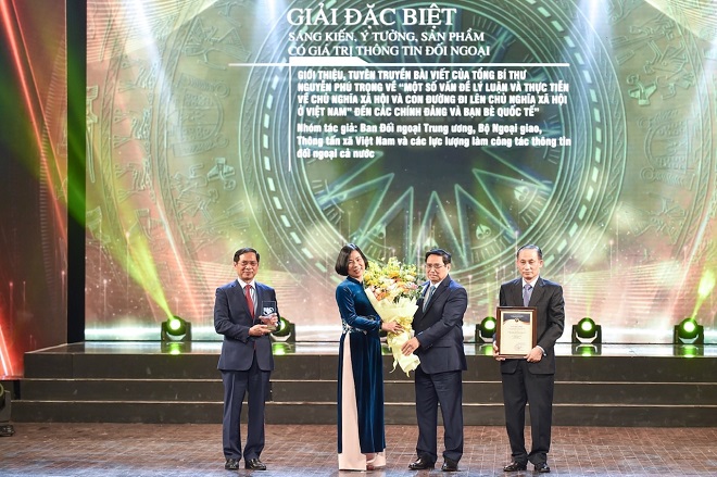 Thủ tướng Phạm Minh Chính trao giải Đặc biệt cho nhóm tác giả Bộ Ngoại giao, Ban Đối ngoại Trung ương và Thông tấn xã Việt Nam và các lực lượng làm thông tin đối ngoại toàn quốc