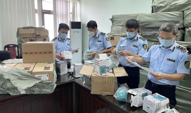 Lực lượng Quản lý thị trường Hà Nội kiểm tra, bắt giữ lô hàng lớn khẩu trang y tế không rõ nguồn gốc