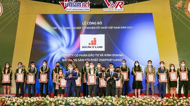 Đại diện Hải Phát Land nhận chứng nhận tại Lễ công bố Top 500 doanh nghiệp lợi nhuận tốt nhất Việt Nam năm 2021 do Vietnam Report đánh giá.
