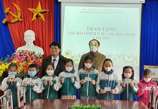 Đại diện lãnh đạo BHXH tỉnh trao tặng thẻ BHYT cho các em học sinh có hoàn cảnh khó khăn của huyện Tân Sơn