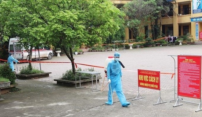 Lực lượng y tế tỉnh tiến hành Phun khử khuẩn tại các khu vực cách ly ở huyện Hữu Lũng.