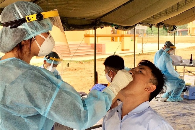 Lực lượng y tế tỉnh Lạng Sơn lấy mẫu xét nghiệm Sars-CoV-2 tại khu vực cách ly tập trung của tỉnh