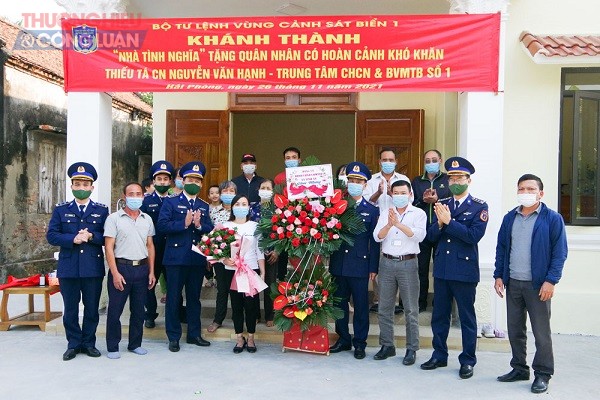 Thủ trưởng BTL Vùng Cảnh sát biển 1 tặng hoa chúc mừng gia đình Thiếu tá QNCN Nguyễn Văn Hạnh.