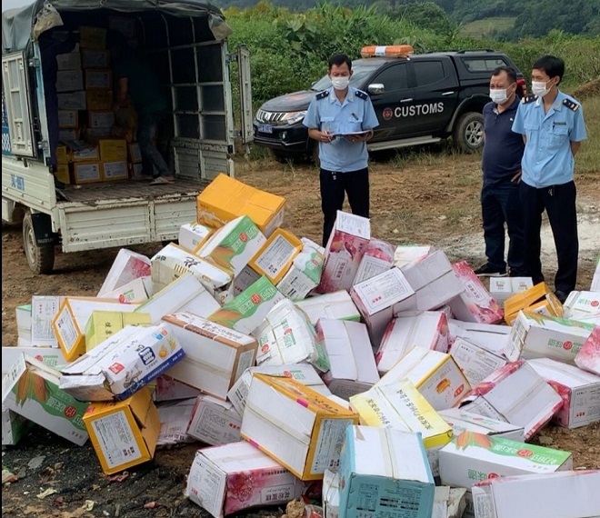 Cục Hải quan Lào Cai tiêu hủy hơn 200 kg bánh quy không rõ nguồn gốc xuất xứ