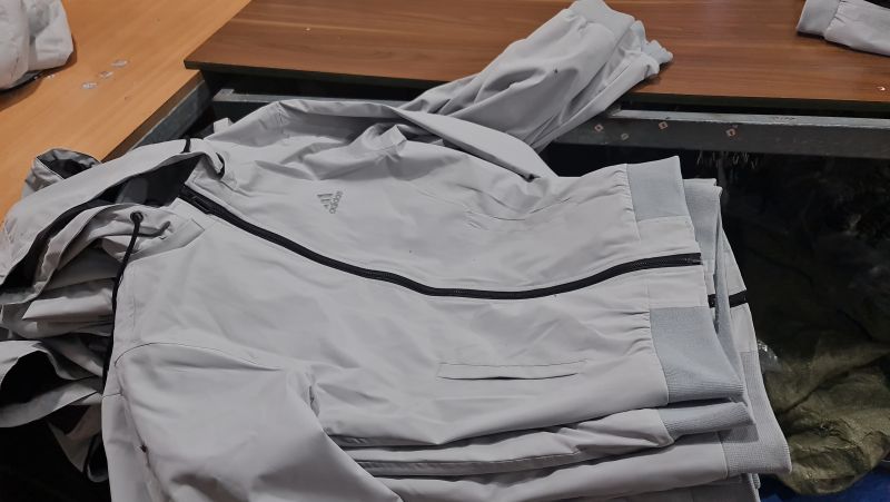 Phát hiện cơ sở gia công gần 2.000 áo khoác giả mạo nhãn hiệu Adidas tại Hải Dương