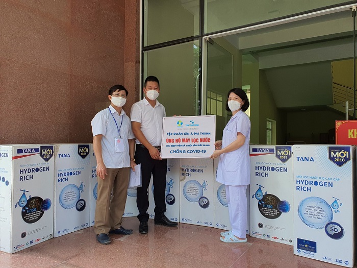 Đại diện Tập đoàn trao tặng máy lọc nước cho Bệnh viện Ung bướu Bắc Giang