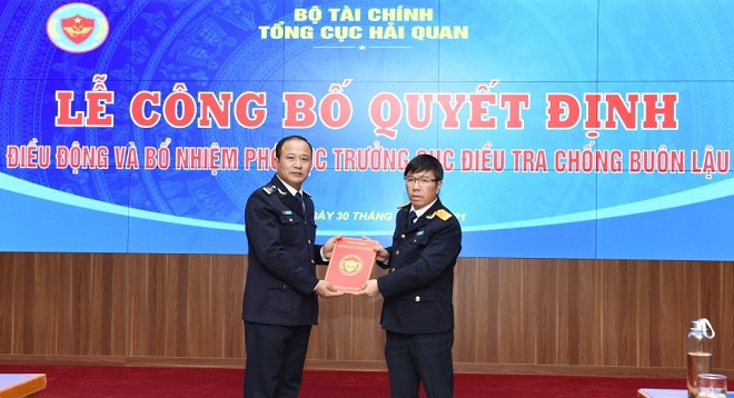 Phó Tổng cục trưởng Lưu Mạnh Tưởng (bên phải) trao Quyết định bổ nhiệm Phó Cục trưởng Cục Điều tra chống buôn lậu đối với ông Nguyễn Văn Hoàn