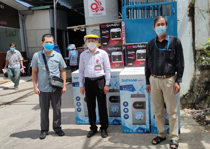 Tân Á Đai Thành đã trao tặng 20 máy lọc nước và 10 bình nước nóng cho bệnh viện Thủ Đức và bệnh viện Bình Thạnh