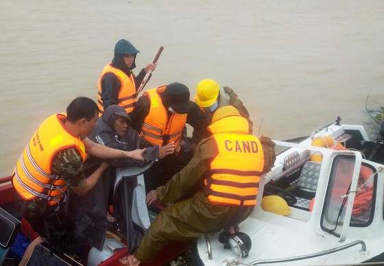 Các lực lượng chức năng hỗ trợ nhân dân trong mưa lũ tại tỉnh Bình Định (Nguồn ảnh Chinhphu.vn)