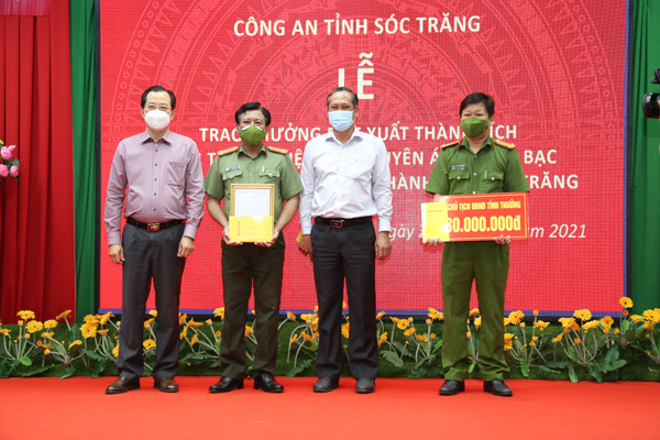 Đồng chí Nguyễn Văn Sắc - Trưởng Ban Nội chính Tỉnh ủy và đồng chí Vương Quốc Nam - Phó Chủ tịch UBND tỉnh trao thưởng cho Ban Chuyên án