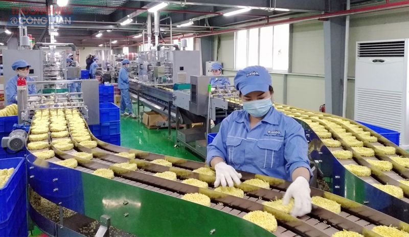 Dây chuyền sản xuất hiện đại, đảm bảo chất lượng và vệ sinh an toàn thực phẩm của Công ty TNHH Paldo Vina - Cụm công nghiệp Đồng Lạng, huyện Phù Ninh.