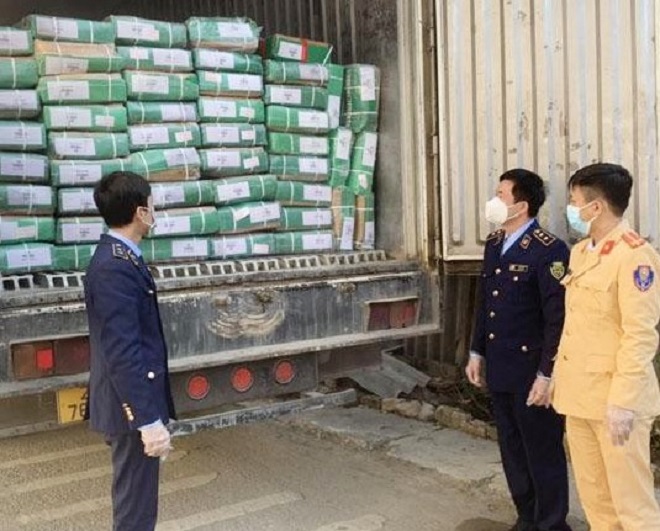 Lực lượng chức năng Lạng Sơn kiểm tra lô hàng hóa vi phạm