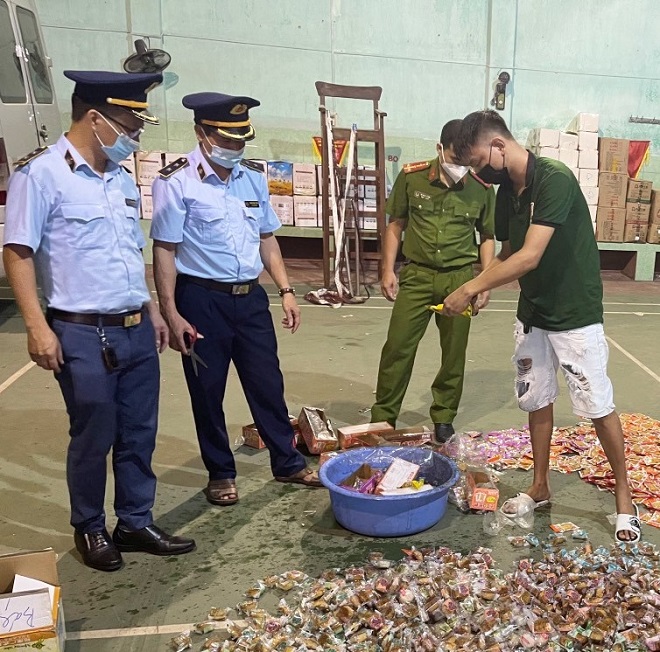 Lực lượng Quản lý thị trường Bắc Giang phối hợp tiêu hủy hàng hóa vi phạm