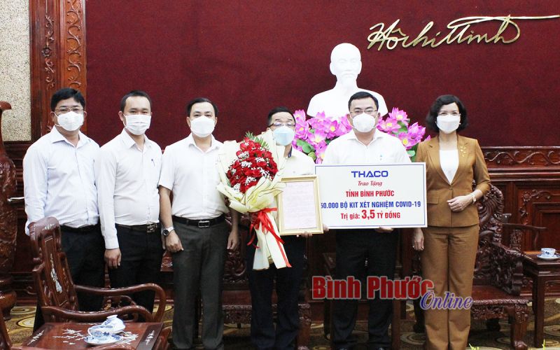 Đại diện Công ty Cổ phần ôtô Trường Hải trao tặng 50.000 bộ kit test nhanh kháng nguyên SARS-CoV-2 cho tỉnh Bình Phước