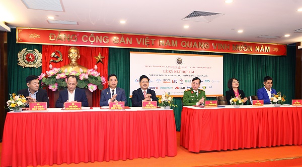 Tập đoàn Điện lực Việt Nam (EVN) và Trung tâm Nghiên cứu - ứng dụng dữ liệu dân cư và căn cước công dân (Bộ Công an) vừa tổ chức ký kết thỏa thuận hợp tác nhằm nâng cao hiệu quả và chất lượng dịch vụ khách hàng