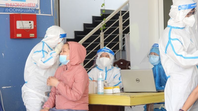 Trạm Y tế phường Hòa Hiệp Nam, quận Liểu, lấy mẫu xét nghiệm cho toàn dân