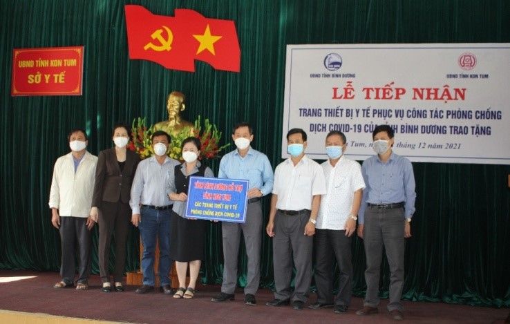 Tỉnh Bình Dương trao tượng trưng vật tư Y tế phòng chống Covid-19 cho tỉnh Kon Tum