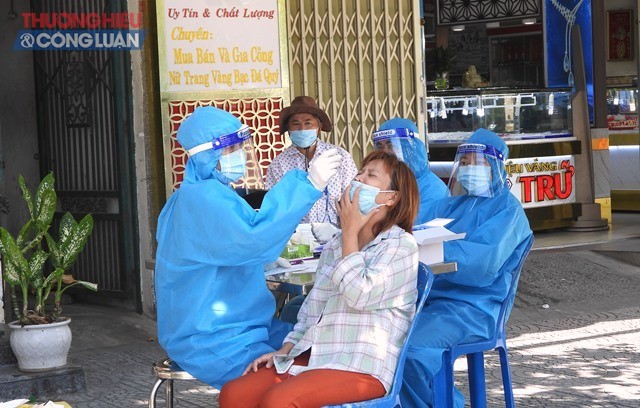 Lấy mẫu xét nghiệm tiểu thương chợ Hòa Hòa Khánh, quận Liên Chiểu.