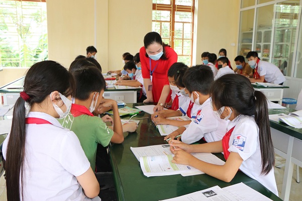 Cô và trò trong giờ học ở Trường TH&THCS xã Yên Bình, huyện Yên Bình