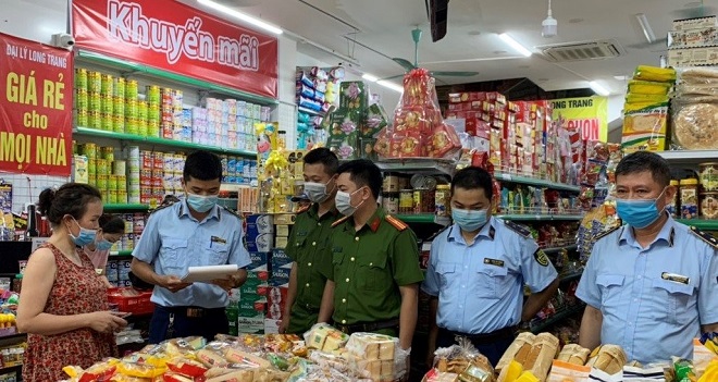 Lực lượng Quản lý thị trường Nam Định phối hợp kiểm tra hàng hóa