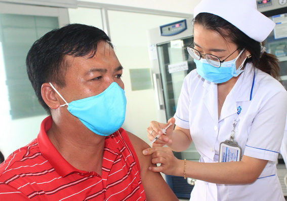 Tiêm vaccine phòng Covid-19 mũi 3 cho lực lượng tuyến đầu chống dịch tại Bệnh viện Đa khoa Đồng Nai.