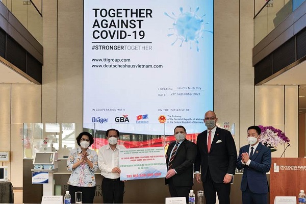 TTI Techtronic Industries và Deutsches Haus tài trợ máy thở và máy monitor cho thành phố Hồ Chí Minh