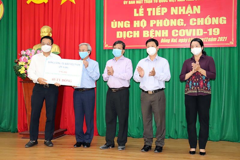 Ông Vũ Đình Duy, Trưởng Ban thị trường Công ty Khí Việt Nam (PVGAS) trao bảng tượng trưng ủng hộ 3 tỷ đồng cho UBMTTQ Việt Nam tỉnh.