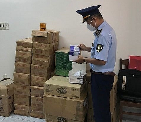 Long An: Tạm giữ nhiều bộ kit test Covid-19 nghi nhập lậu