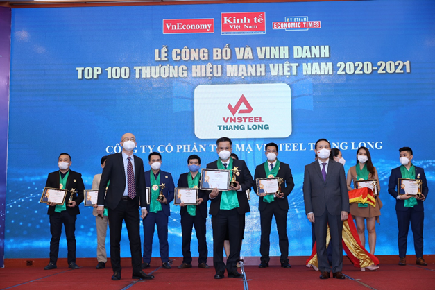 Đồng chí Đoàn Phong - Phó Tổng giám đốc Công ty nhận Kỷ niệm chương và Chứng nhận TOP 100 Thương hiệu Mạnh Việt Nam 2020 - 2021