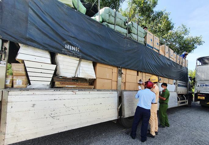 Lực lượng chống buôn lậu ở An Giang liên tục phát hiện nhiều xe tải chở hàng lậu trên Quốc lộ 91