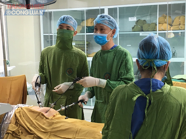 Bác sĩ Nguyễn Tiến Quân đang phẫu thuật cho bệnh nhân