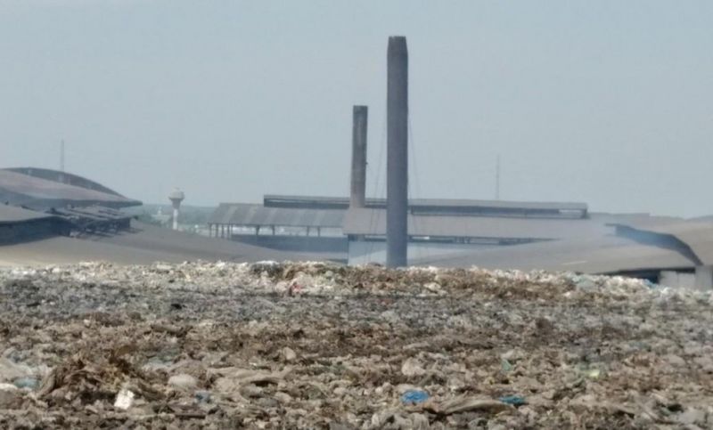 Công ty Tâm Sinh Nghĩa chứa gần 2 triệu tấn rác không xử lý, đầy ngập các kho bãi phía sau nhà máy. Ảnh: VĐP.